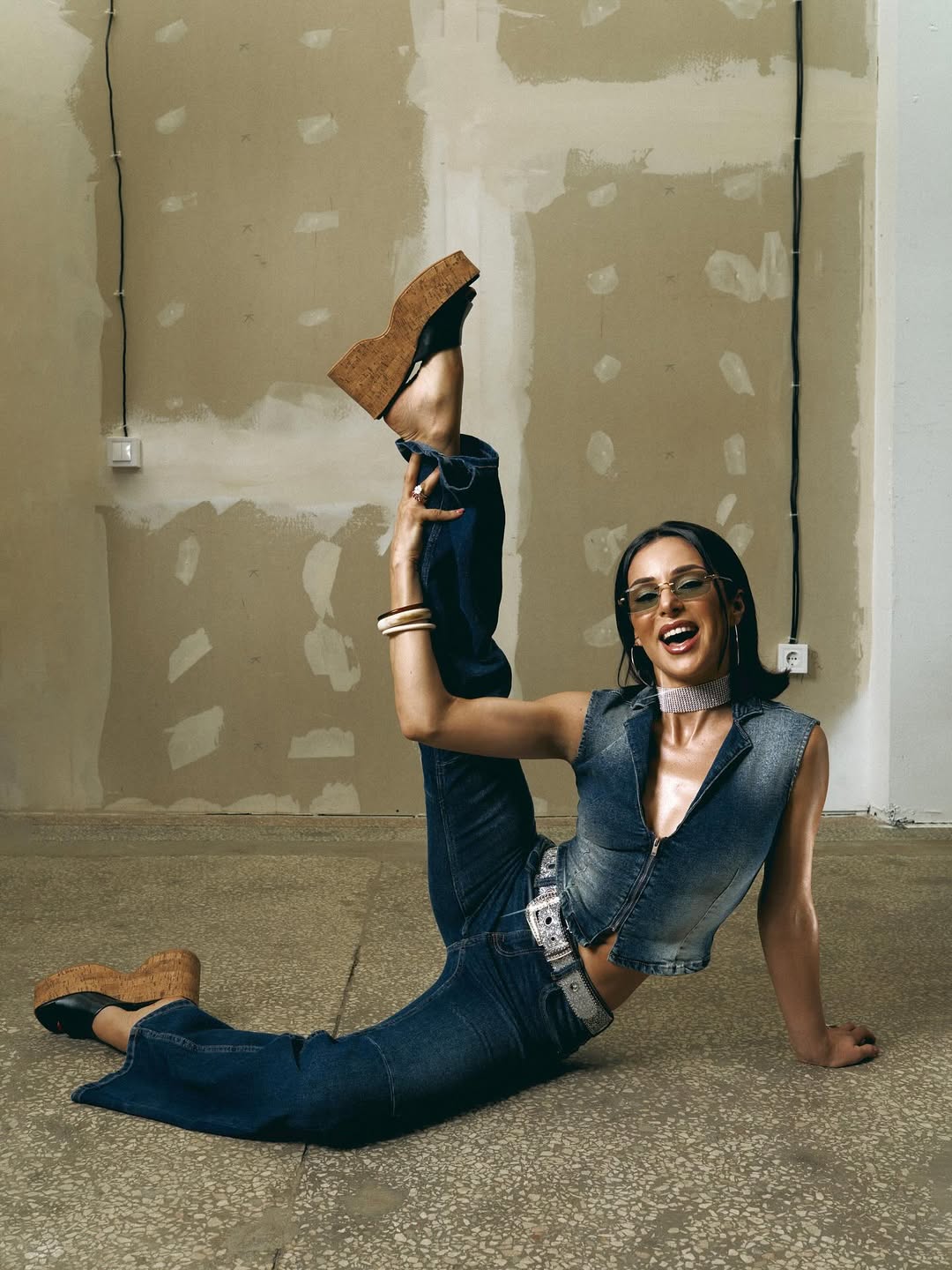 Стиль 2000-х повертається: Злата Огнєвіч у джинсовому жилеті та босоніжках на платформі