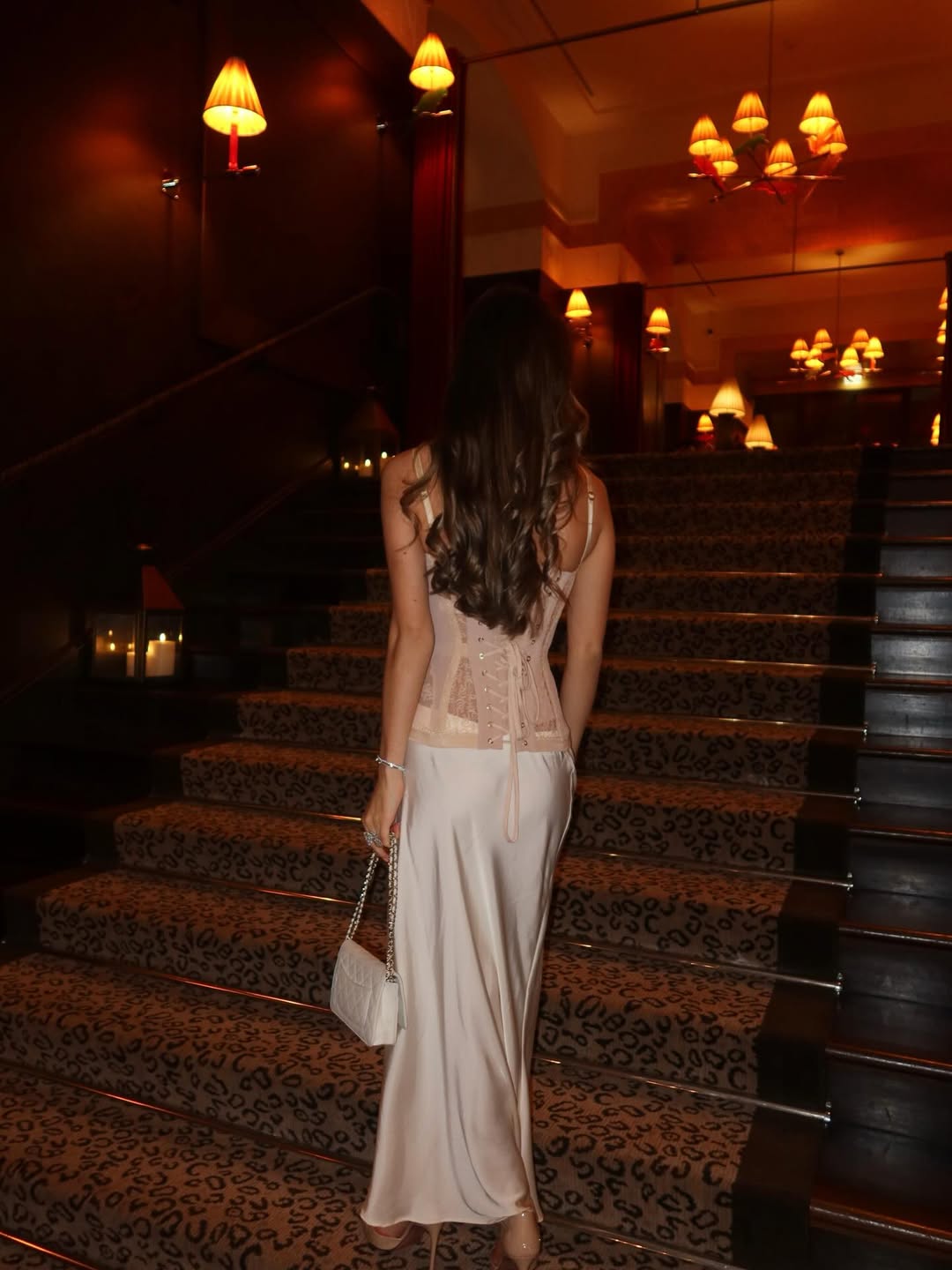 Шовкова спідниця та мереживний корсет: стильний "лук" від молодшої доньки Брежнєвої