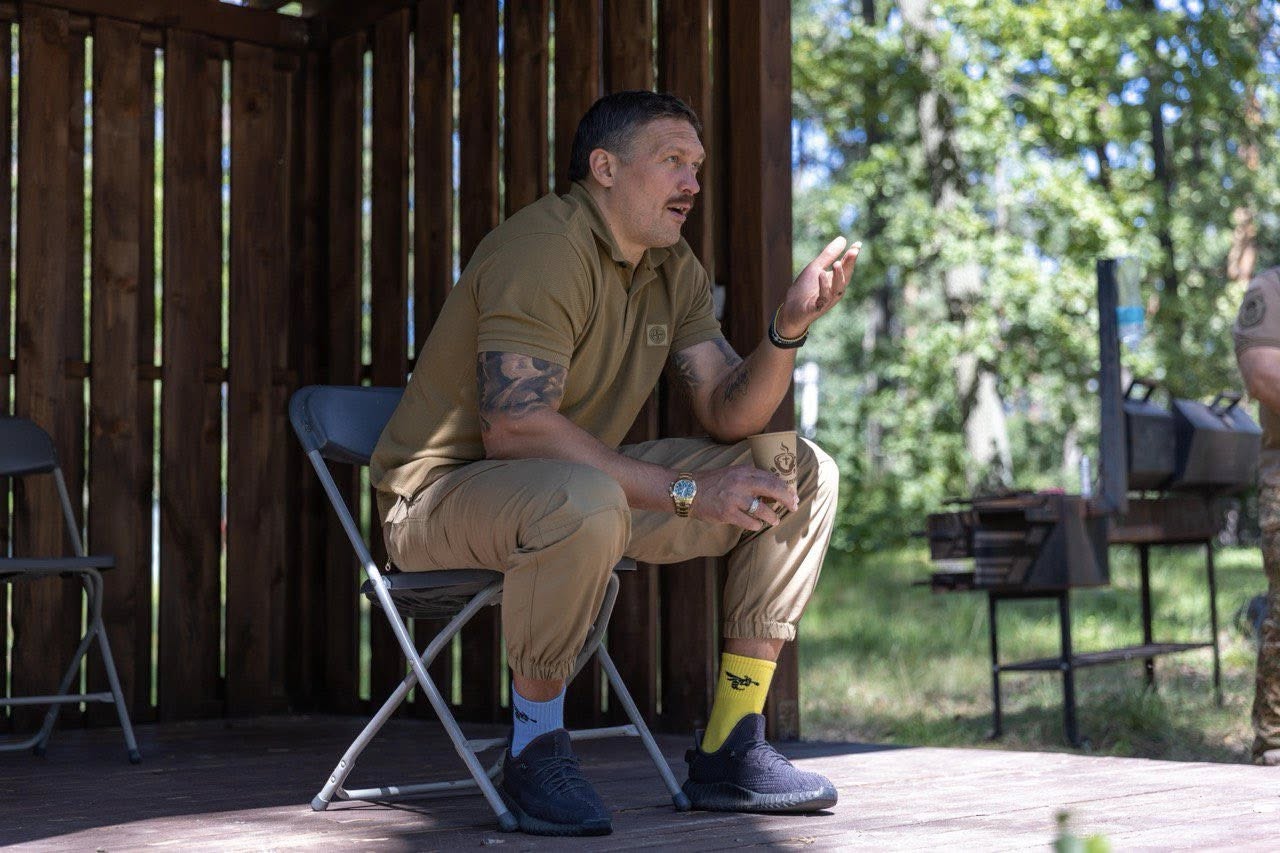 Усик приїхав до військових на реабілітацію: зворушлива зустріч потрапила на відео