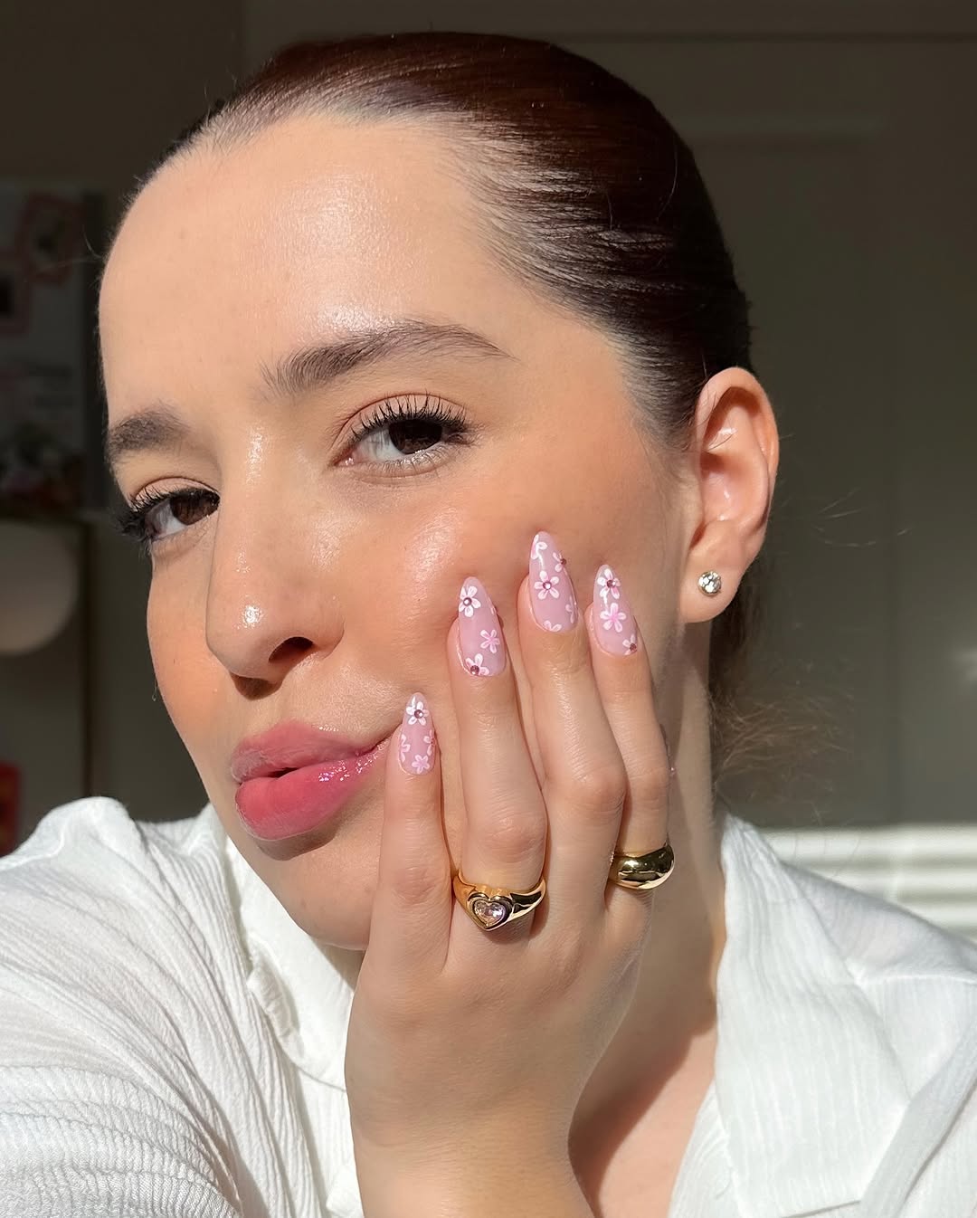 Тренди весни 2025: які кольори та дизайни манікюру набирають популярності серед модниць