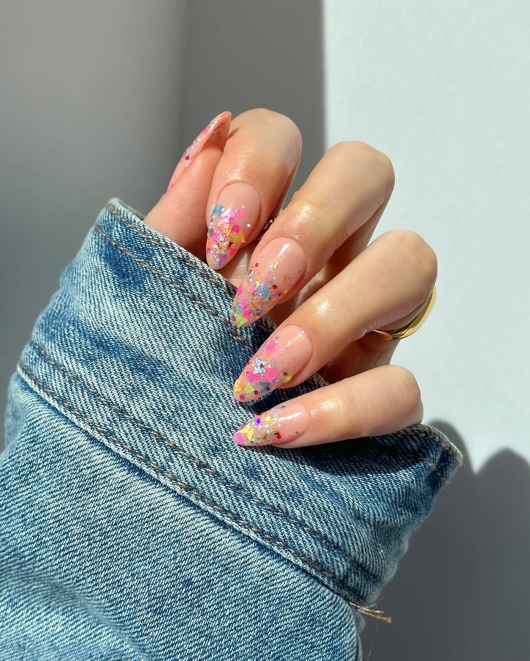 Тренди весни 2025: які кольори та дизайни манікюру набирають популярності серед модниць