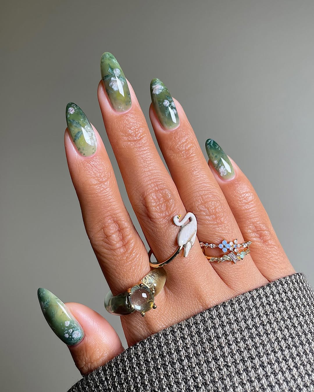 Тренди весни 2025: які кольори та дизайни манікюру набирають популярності серед модниць