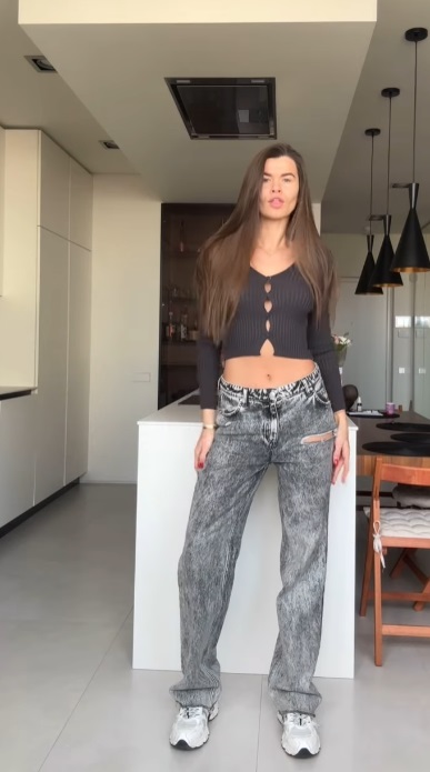 Звезда "Холостяка" показала, как носить самые трендовые джинсы весны 2025