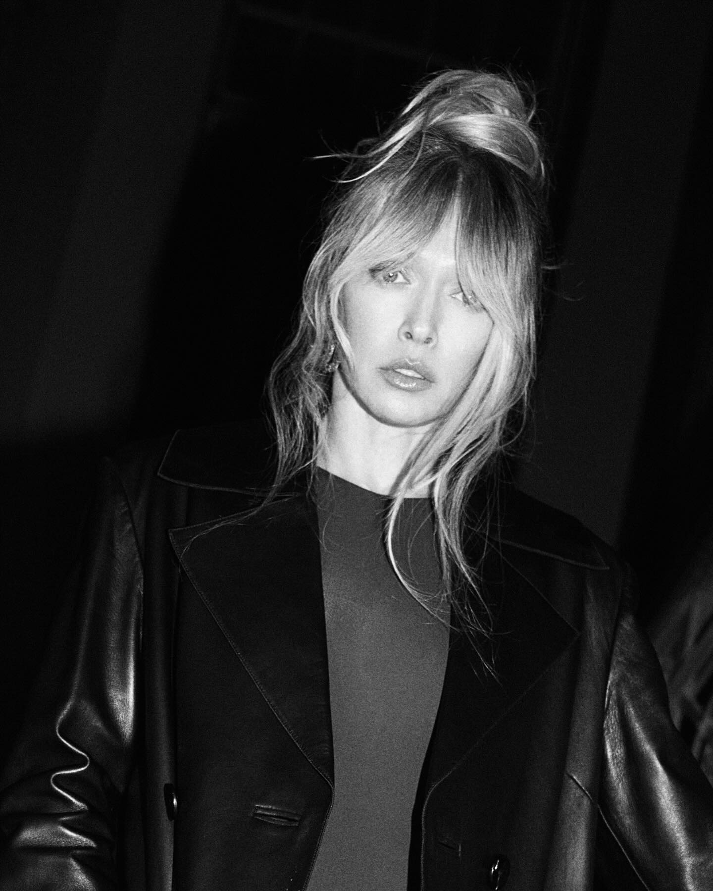 В обтислому боді та шкіряному пальто: Віра Брежнєва похизувалася стрункими ногами у новій фотосесії