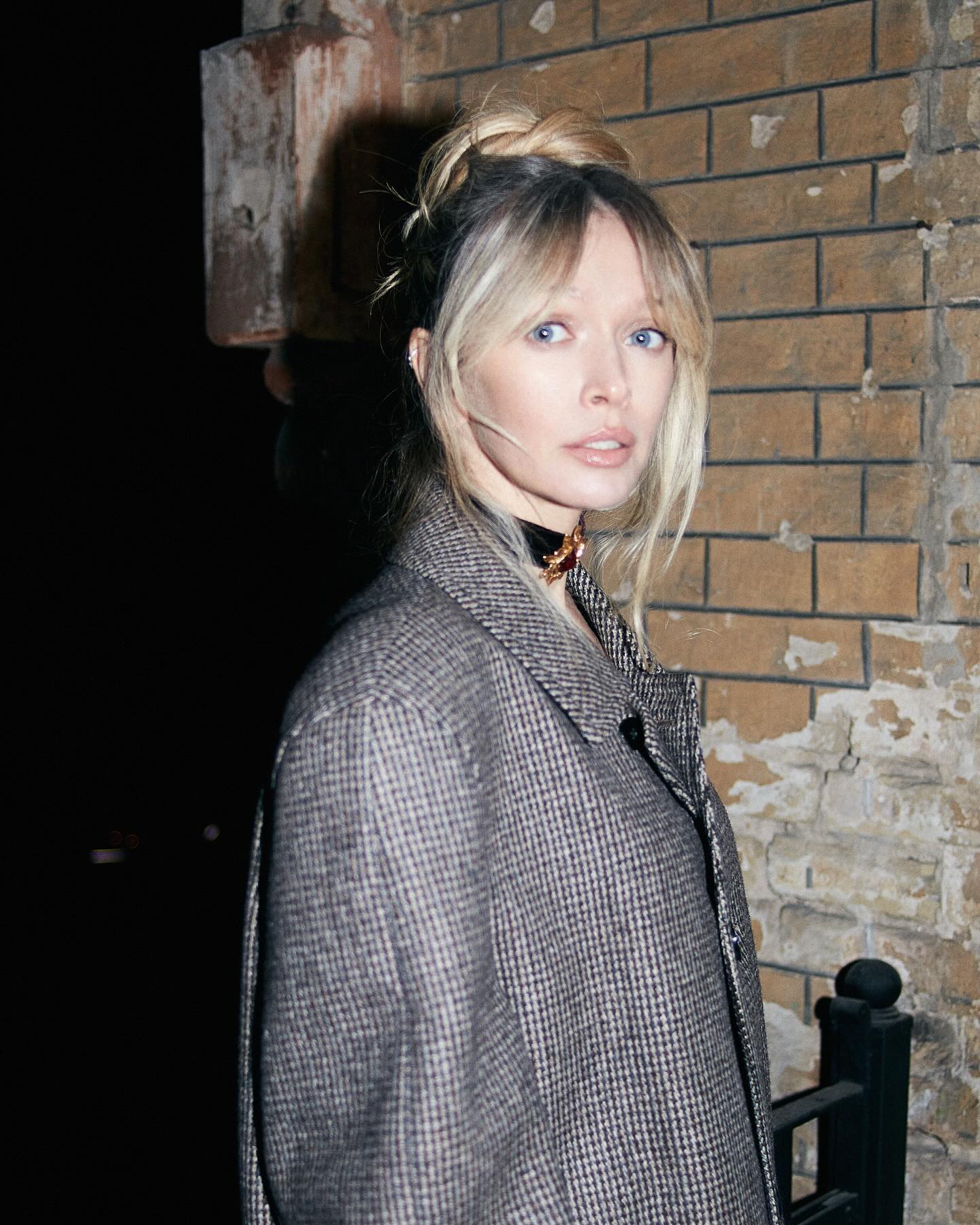 В обтислому боді та шкіряному пальто: Віра Брежнєва похизувалася стрункими ногами у новій фотосесії