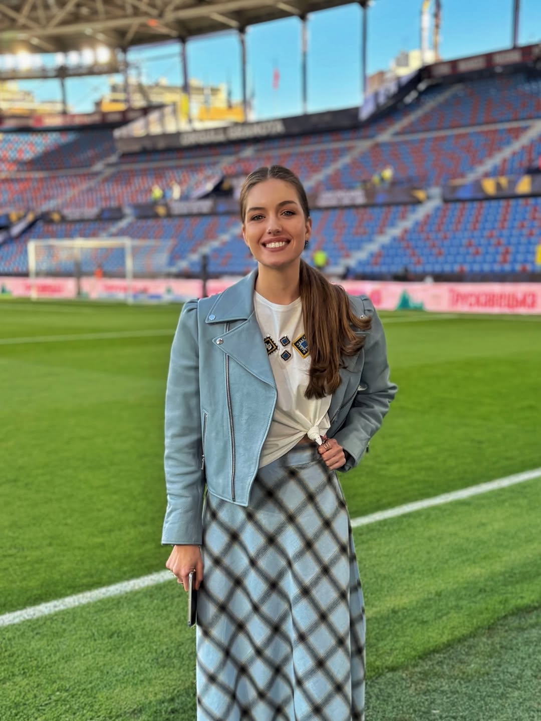 Одна вещь - десятки образов: бывшая Комарова показала трендовую "кожанку" на весну