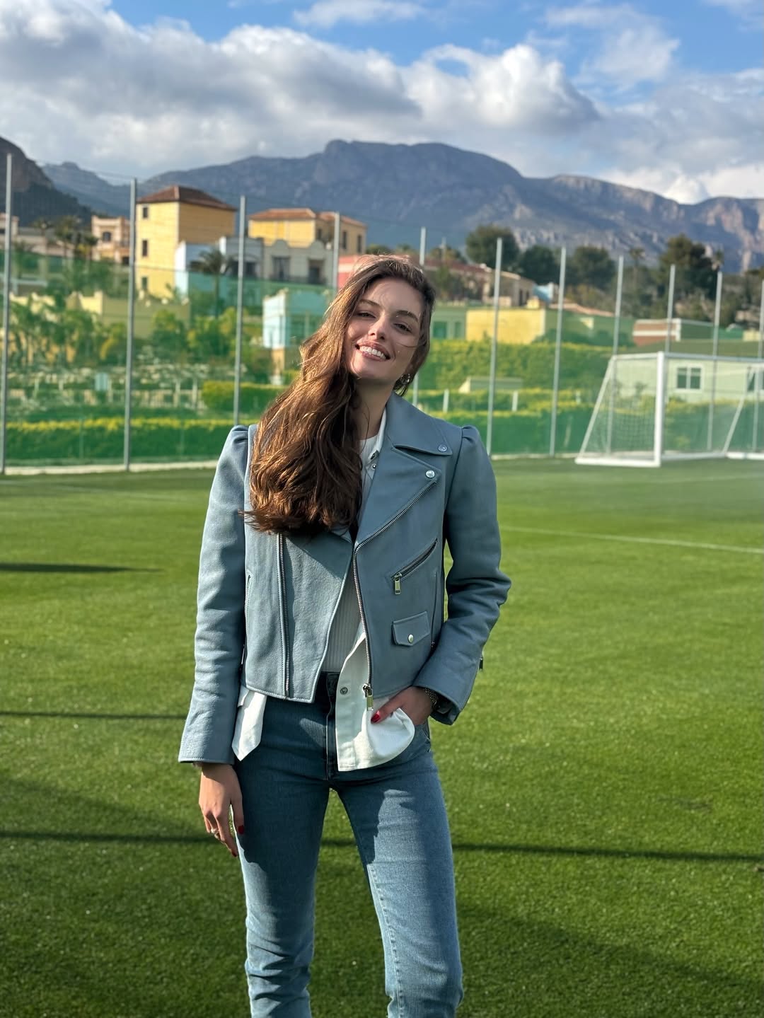 Одна вещь - десятки образов: бывшая Комарова показала трендовую "кожанку" на весну