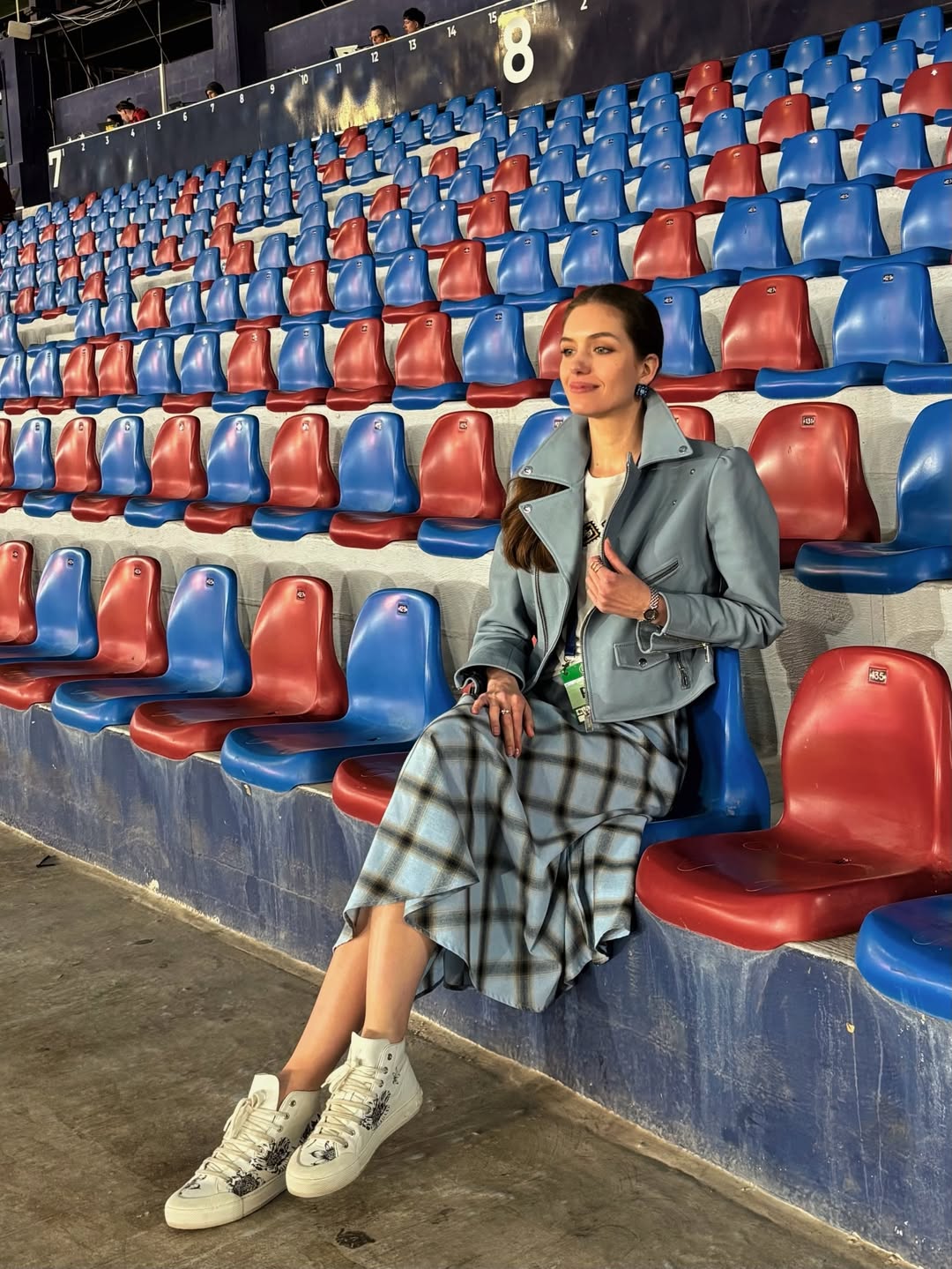 Одна вещь - десятки образов: бывшая Комарова показала трендовую "кожанку" на весну