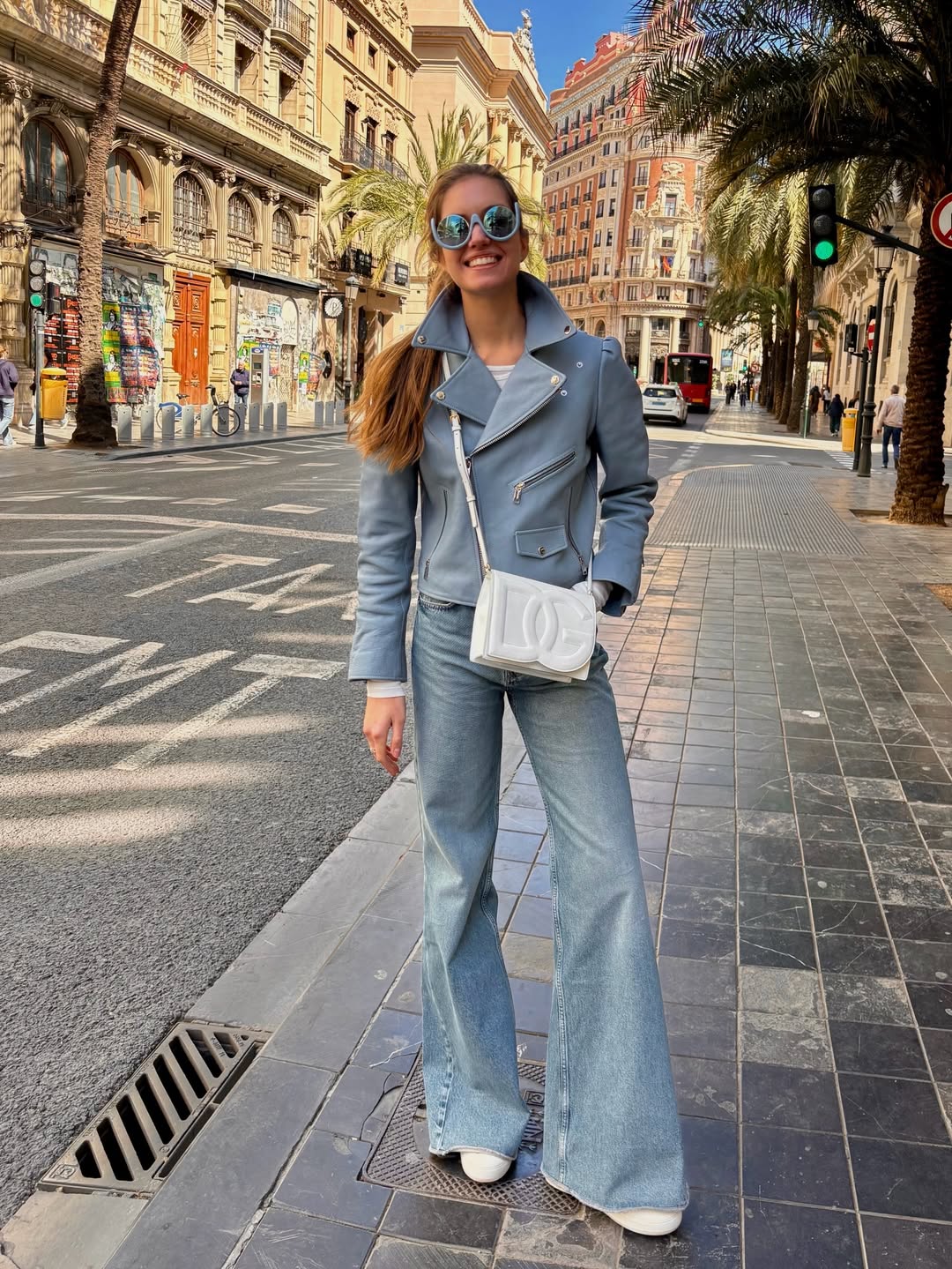 Одна вещь - десятки образов: бывшая Комарова показала трендовую "кожанку" на весну