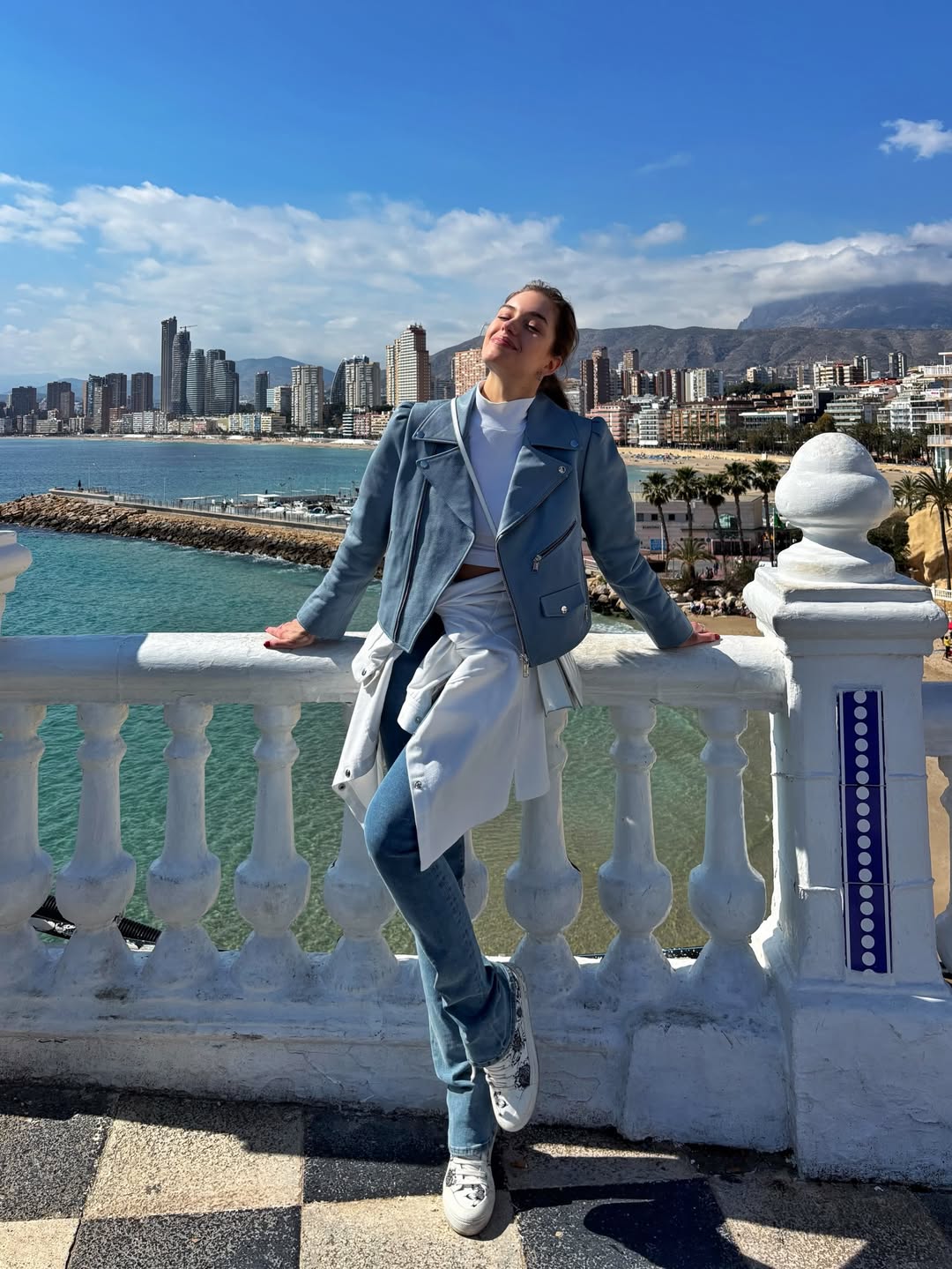 Одна вещь - десятки образов: бывшая Комарова показала трендовую "кожанку" на весну