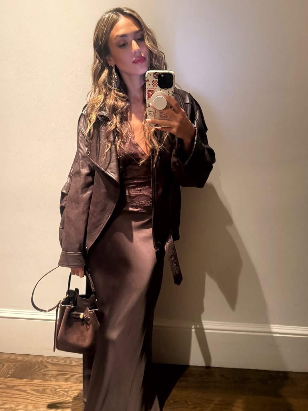 Кожаные куртки - тренд осени 2025: какие фасоны и оттенки выбирают мировые звезды