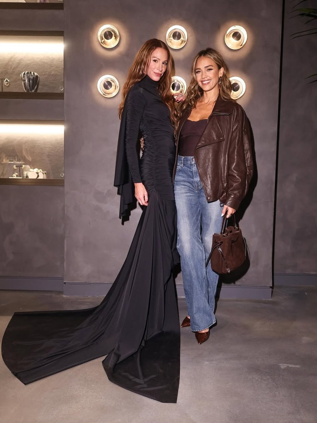 Кожаные куртки - тренд осени 2025: какие фасоны и оттенки выбирают мировые звезды