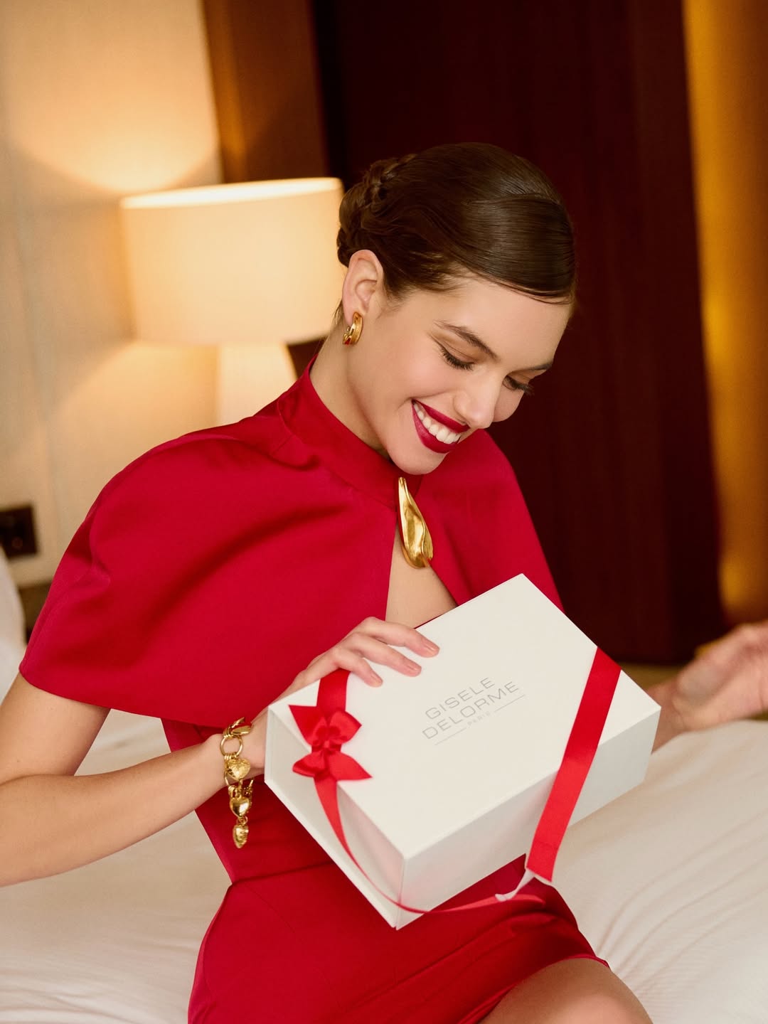 Червоний як символ 2026 року: колишня Комарова показала святкову сукню