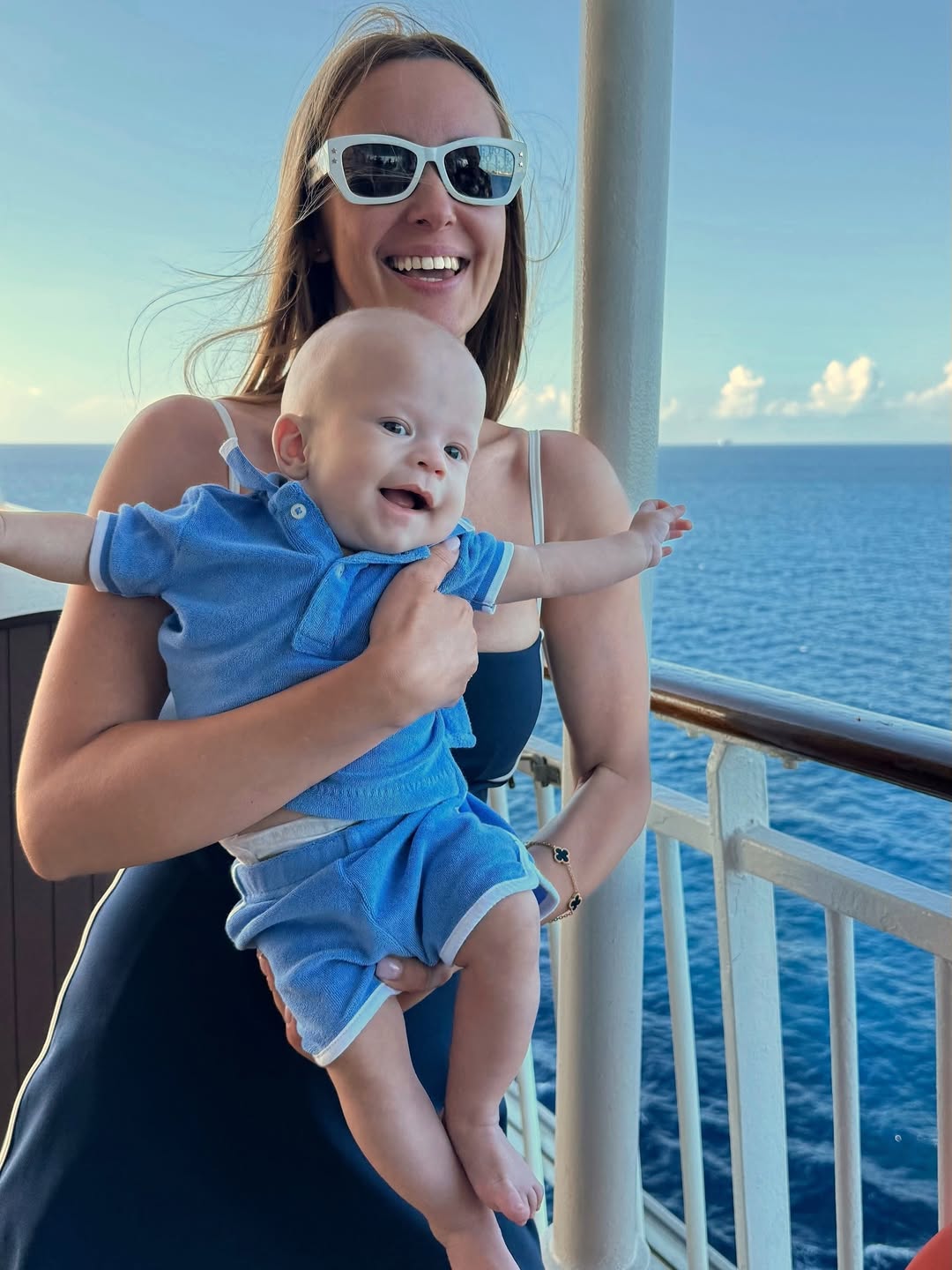 Главный аксессуар лета - очки с белой оправой: примеры от Денисенко и Станишевской