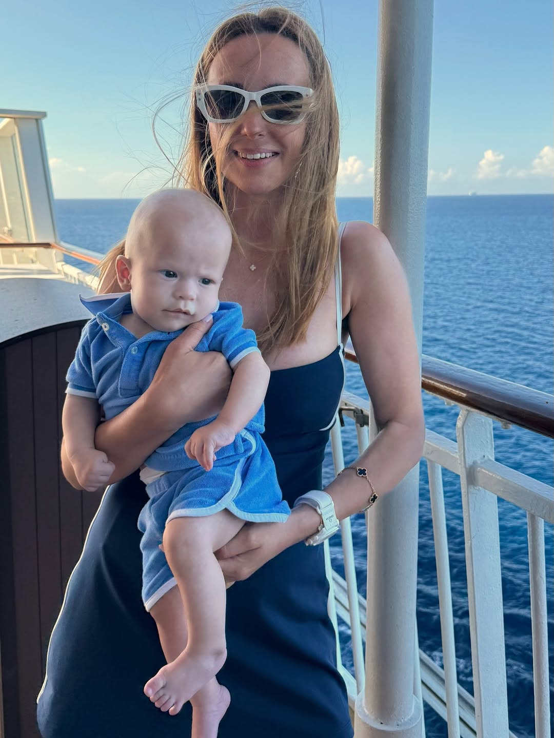 Главный аксессуар лета - очки с белой оправой: примеры от Денисенко и Станишевской