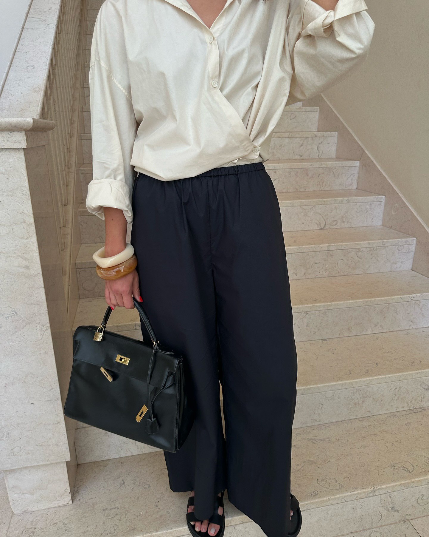 Если надоели классические черные брюки: 6 смелых вариантов для офиса и на каждый день