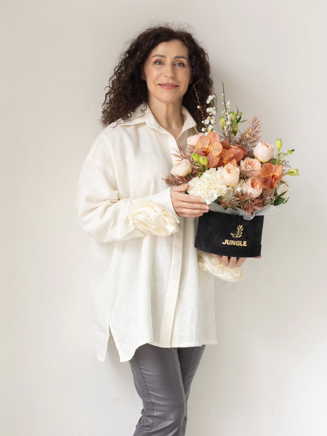 Весенний must-have: Надя Матвеева в брюках из экокожи, которые спасают от ветра и дождя