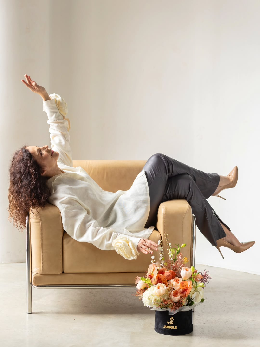 Весняний must-have: Надя Матвєєва у штанах з екошкіри, які рятують від вітру та дощу