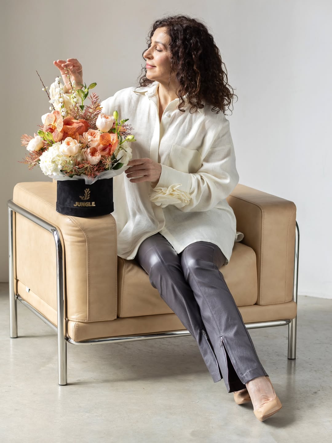 Весенний must-have: Надя Матвеева в брюках из экокожи, которые спасают от ветра и дождя