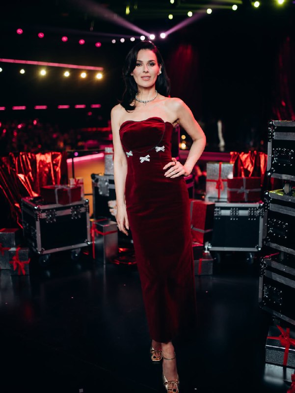 Зірки у червоному: святкові образи, які варто повторити на Новий рік 2026