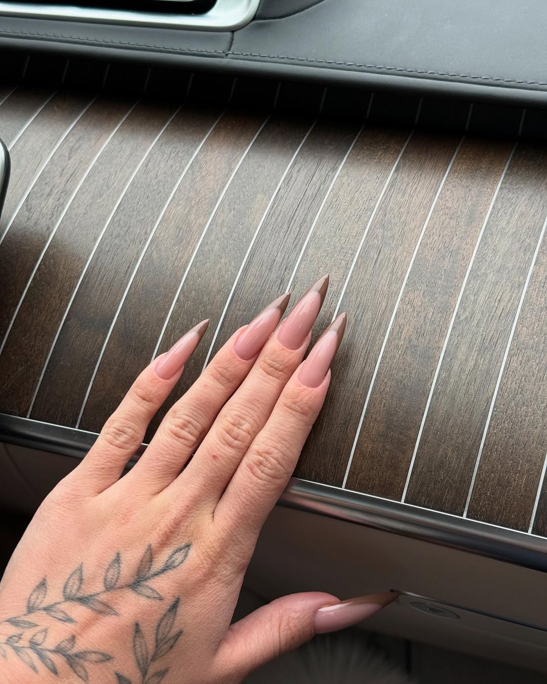 Цей манікюр - хіт соцмереж: блогерка Верба показала найстильніший френч на літо 2025