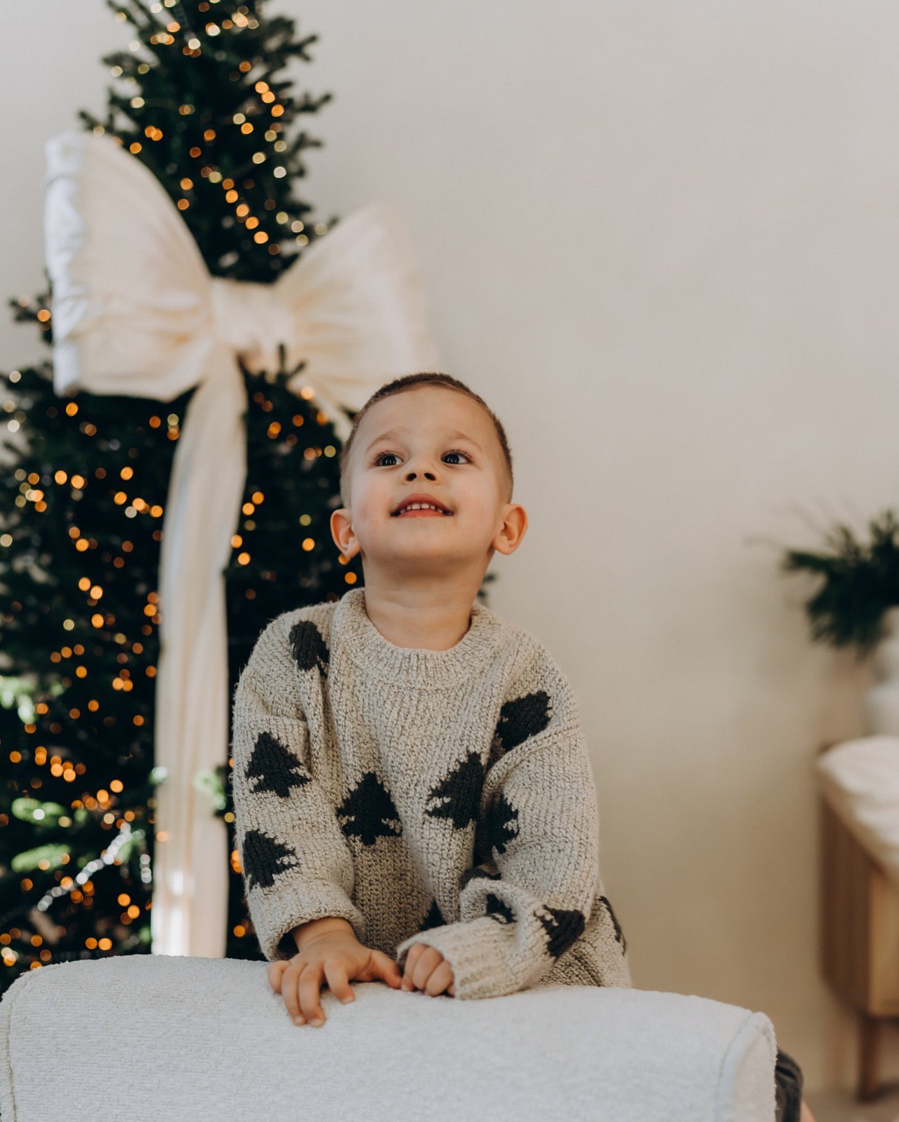 Дружина Віктора Павліка зачарувала новорічною фотосесією із сином: "Цей світ для тебе"