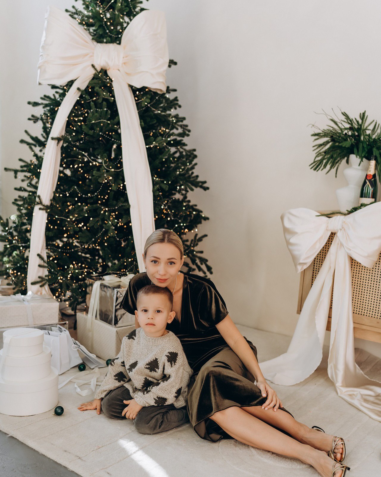 Дружина Віктора Павліка зачарувала новорічною фотосесією із сином: "Цей світ для тебе"