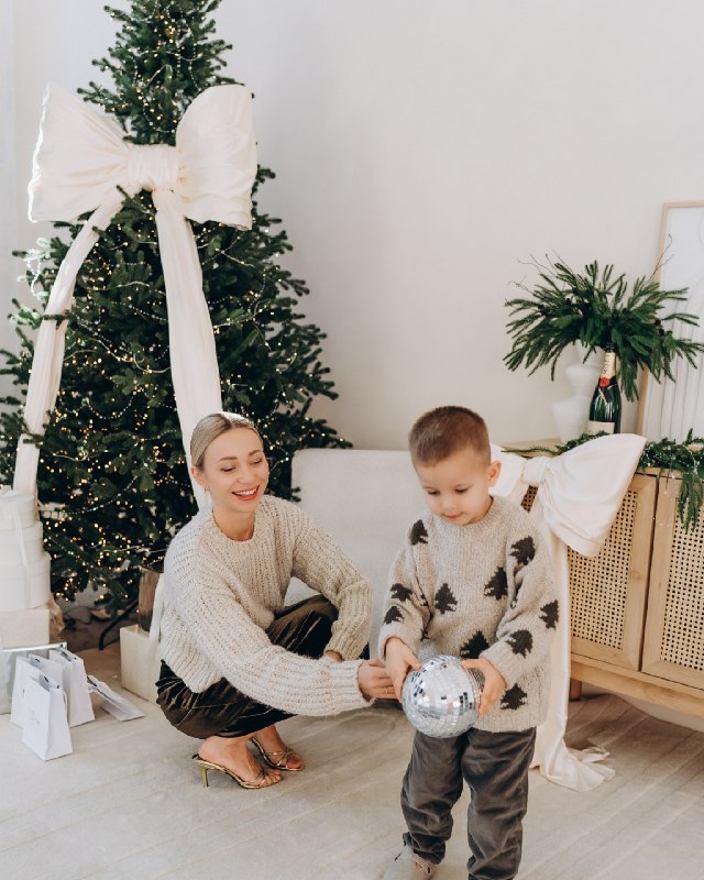 Дружина Віктора Павліка зачарувала новорічною фотосесією із сином: "Цей світ для тебе"