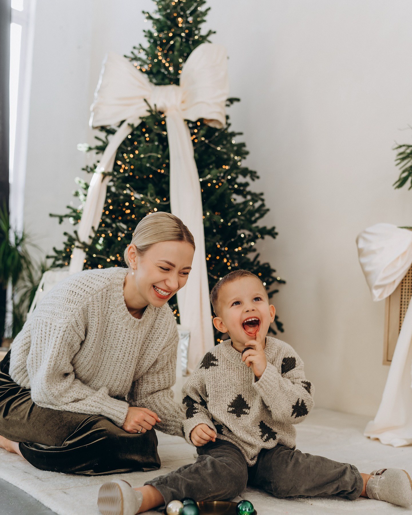 Дружина Віктора Павліка зачарувала новорічною фотосесією із сином: "Цей світ для тебе"