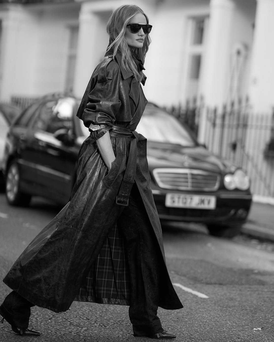 Тренд осени 2025 - кожаный тренч: жена Стейтема показала модный фасон