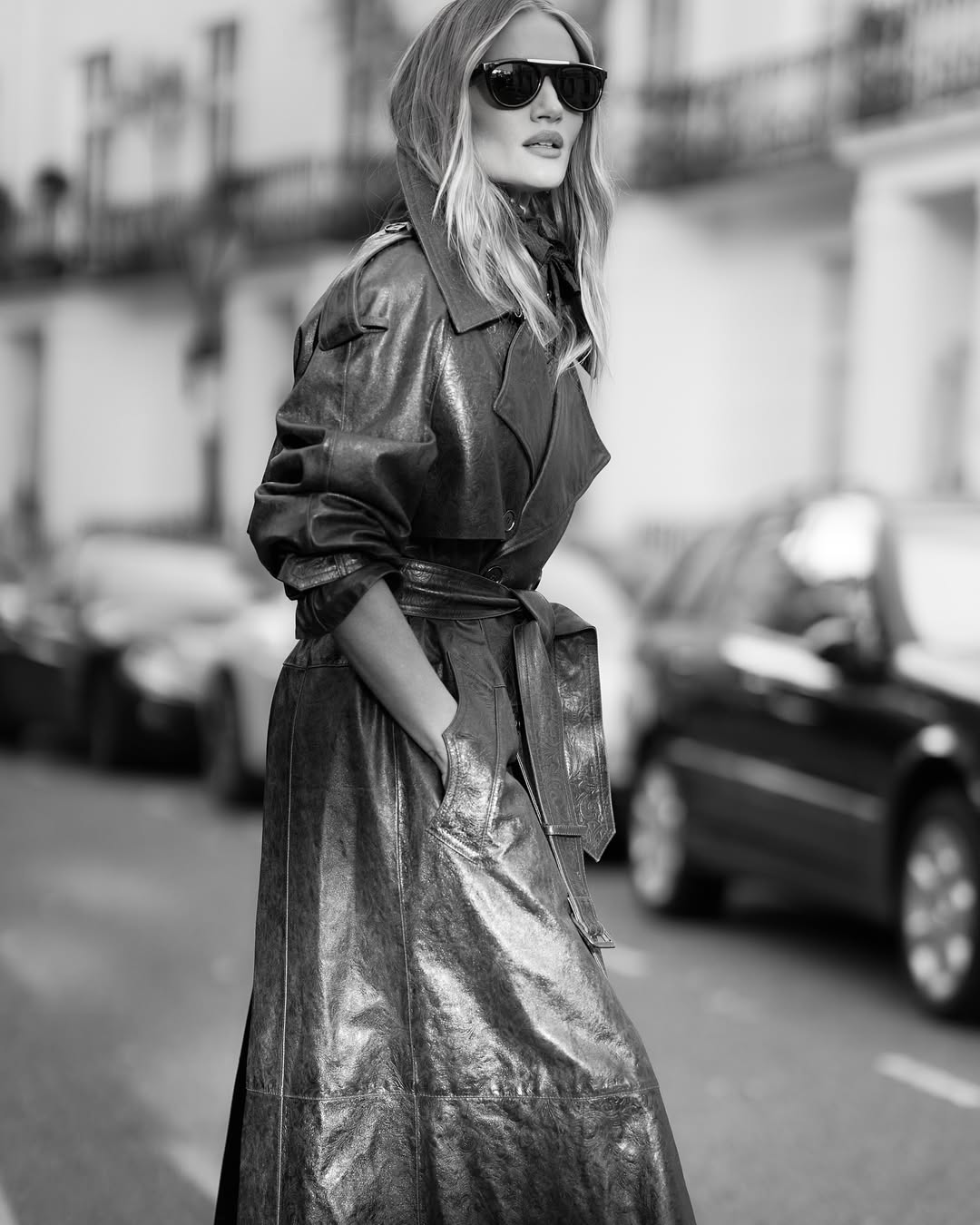 Тренд осени 2025 - кожаный тренч: жена Стейтема показала модный фасон