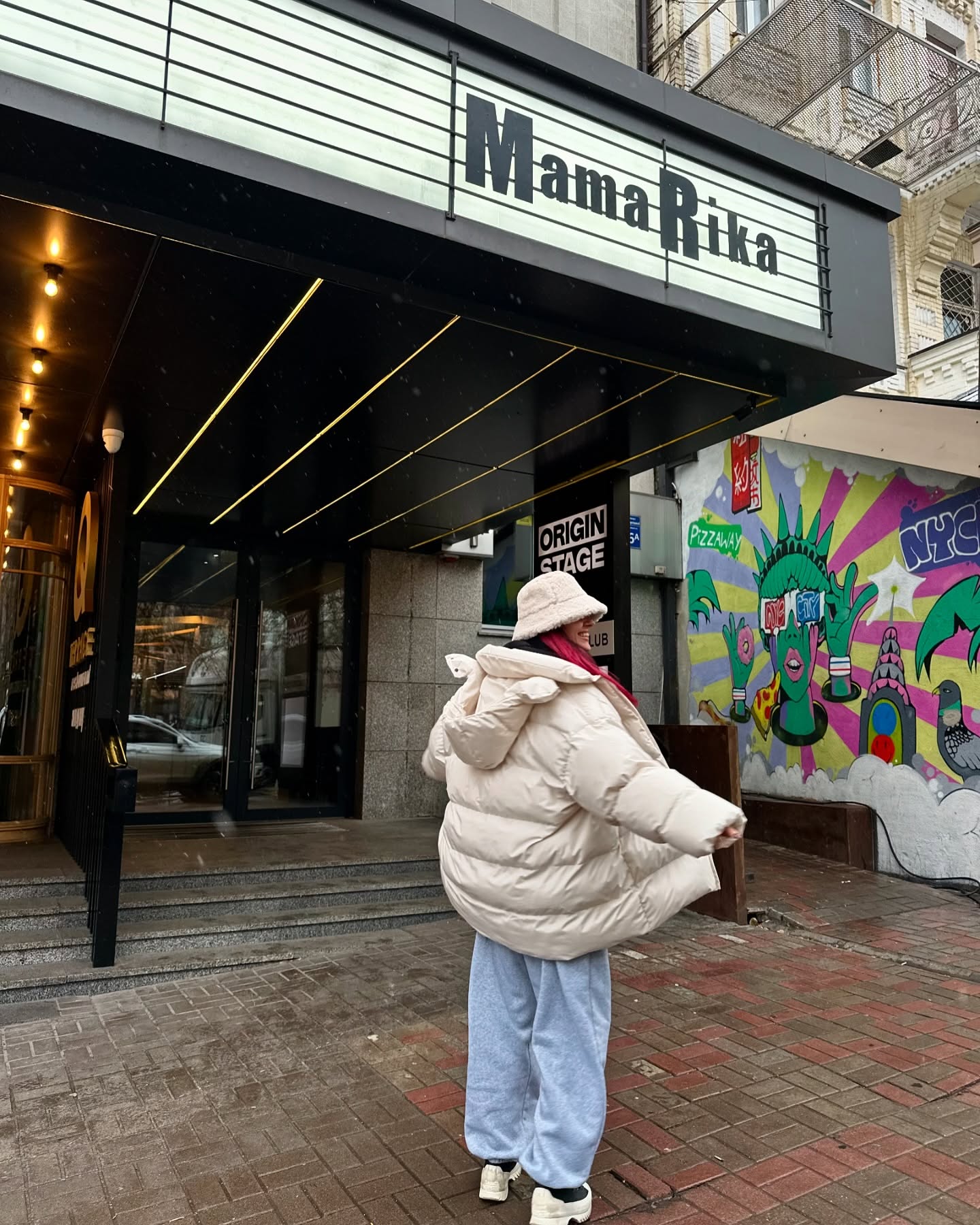 Всі тренди зими: MamaRika показала стильний образ із пуховиком та теплою панамою