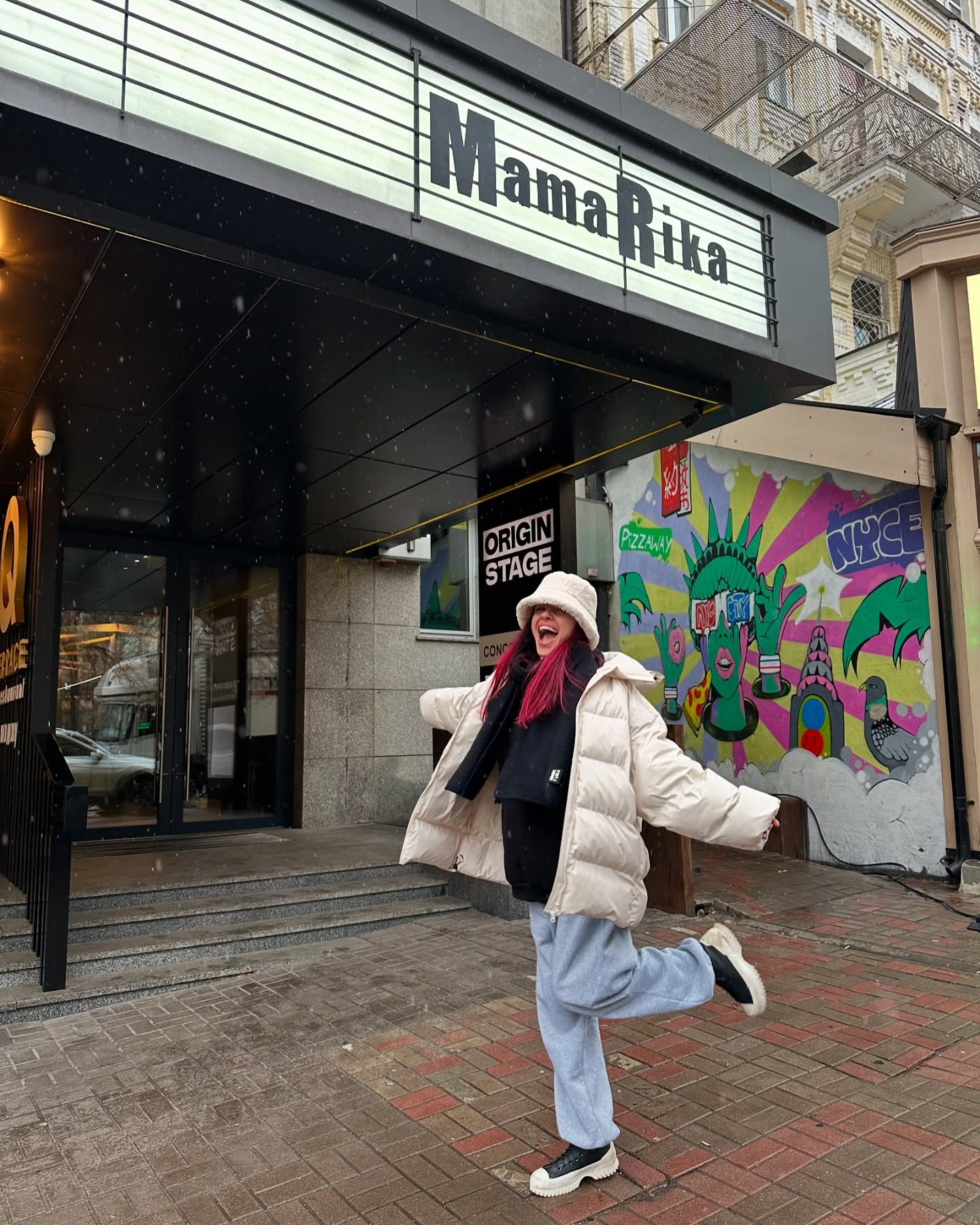 Всі тренди зими: MamaRika показала стильний образ із пуховиком та теплою панамою