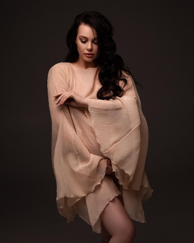 В очікуванні дива: дружина Позитива замилувала стильними фото на останньому місяці вагітності