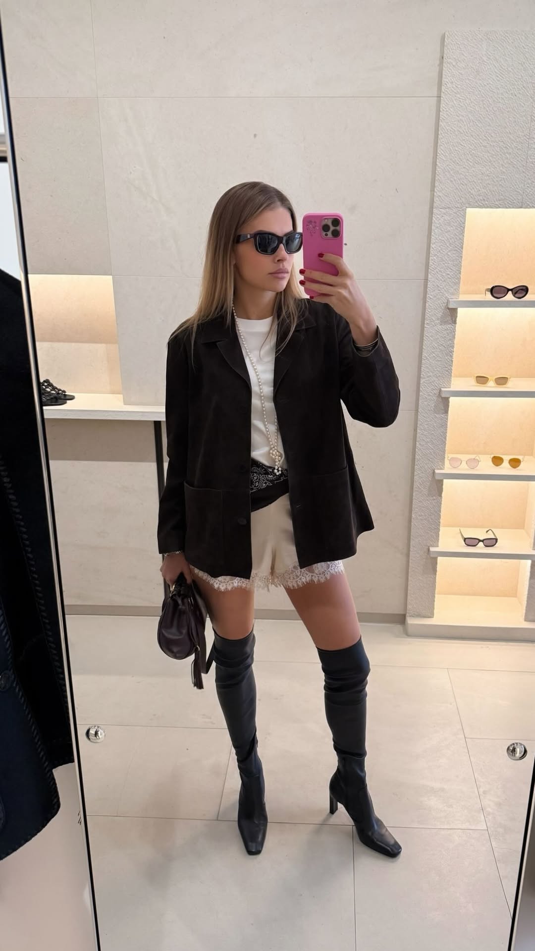 Дружина Зінченка показала, як стильно поєднати мереживні шорти і ботфорти (фото)