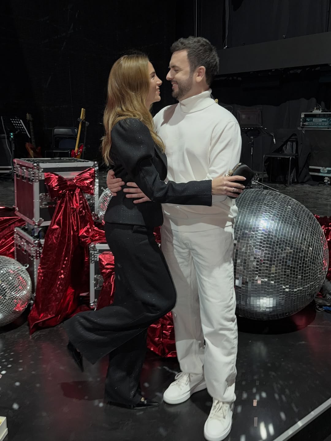 Святкова елегантність: дружина Решетніка у чорному костюмі з блискітками