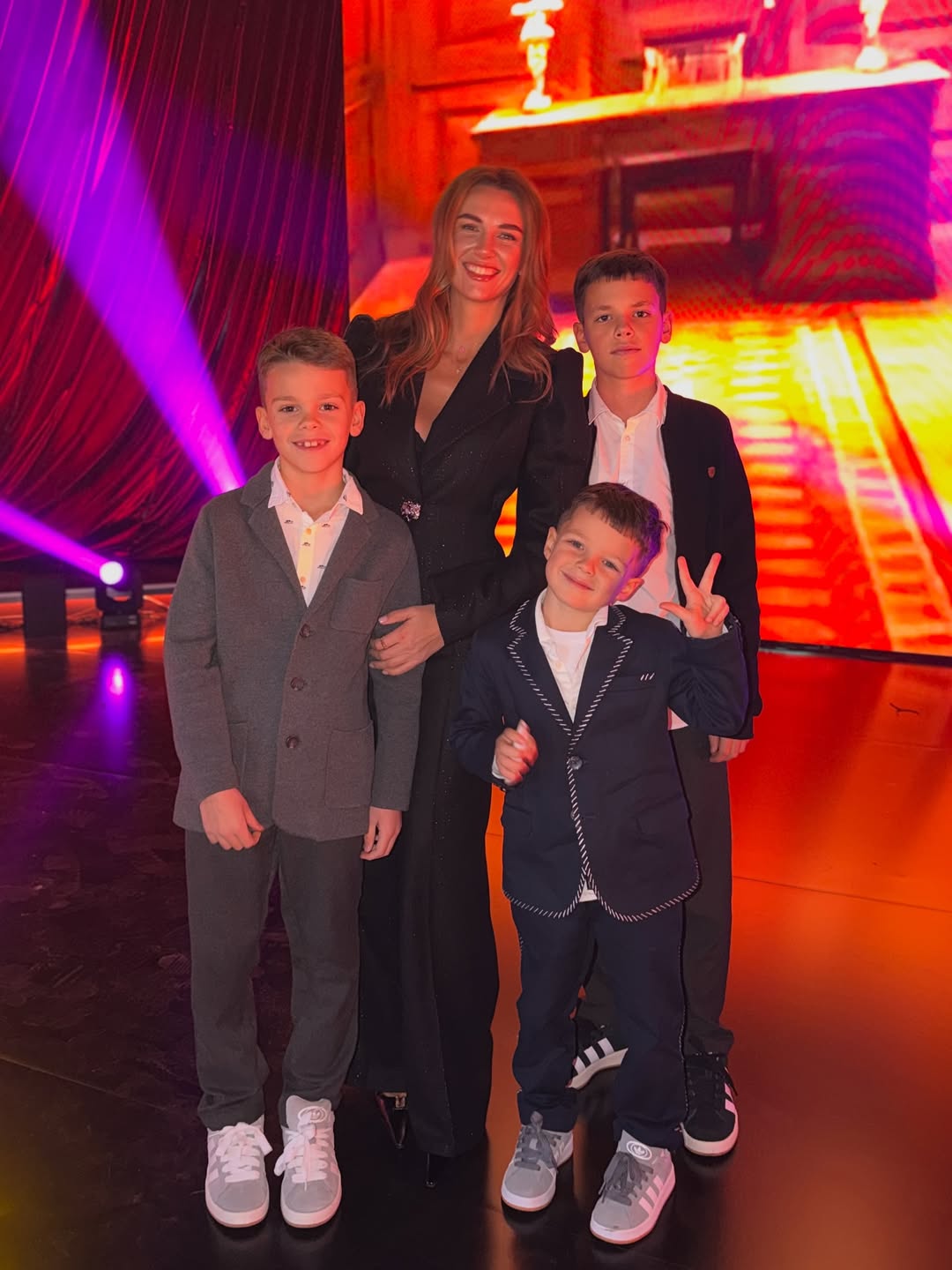 Святкова елегантність: дружина Решетніка у чорному костюмі з блискітками