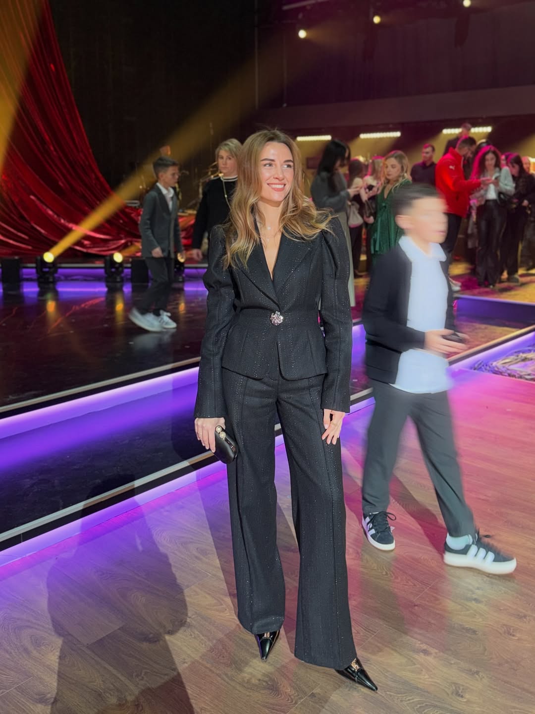 Святкова елегантність: дружина Решетніка у чорному костюмі з блискітками