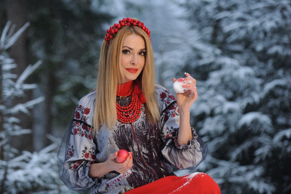 Калина, коралі і вишивка: стильний етнообраз Ольги Сумської