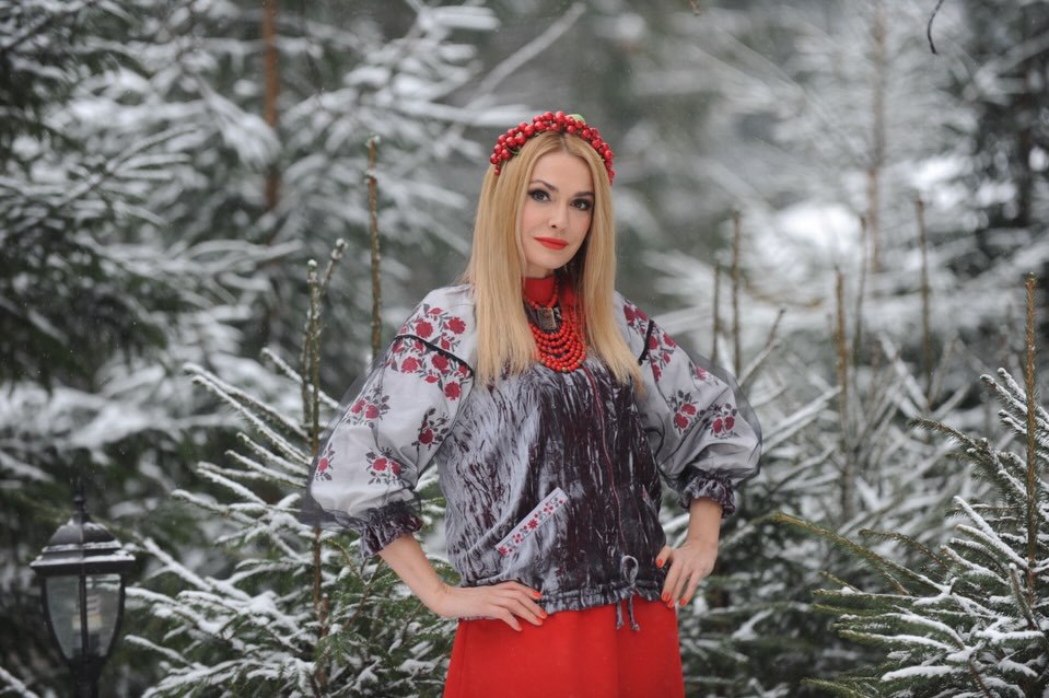 Калина, коралі і вишивка: стильний етнообраз Ольги Сумської