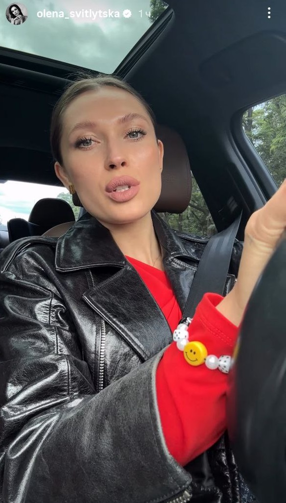 Палаццо і яскраві акценти: актриса Світлицька показала трендовий лук на холодне літо