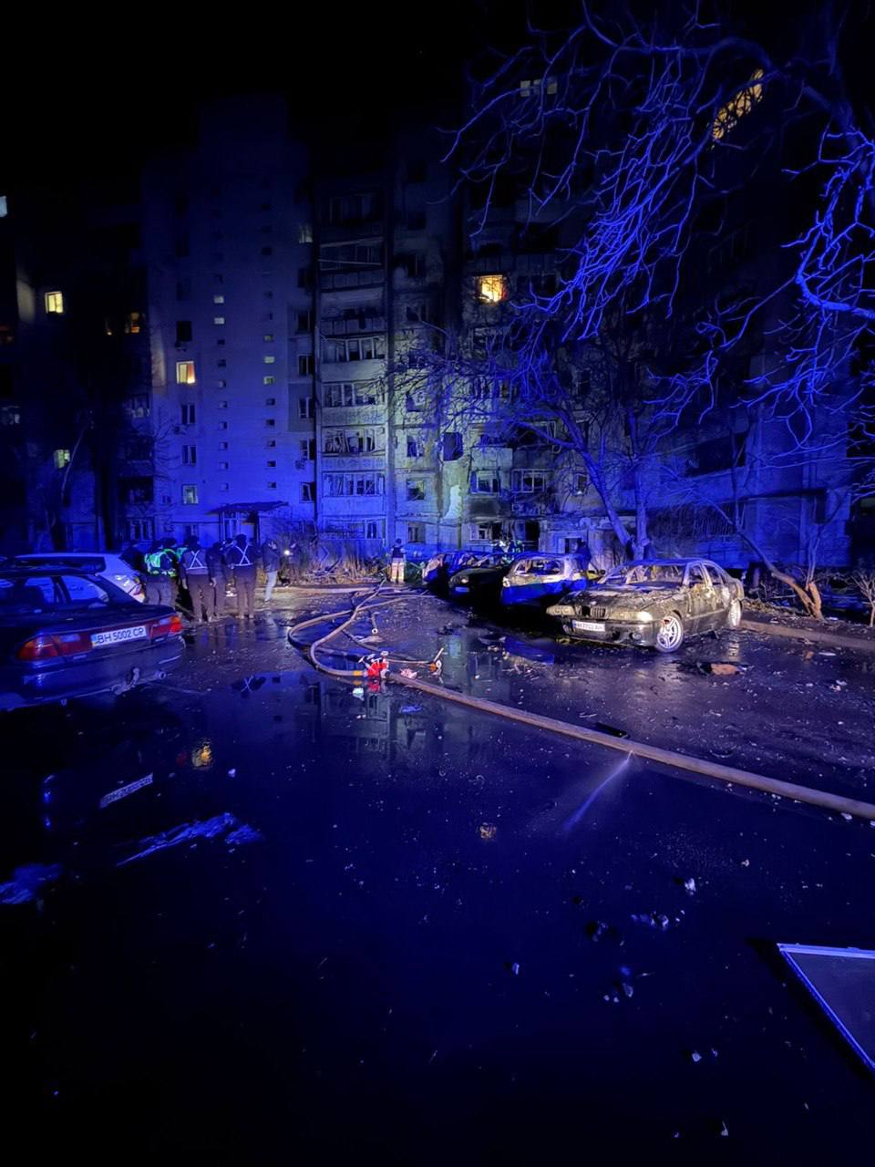 Горять машини і квартири, постраждали діти: в ОВА показали наслідки удару по Одесі