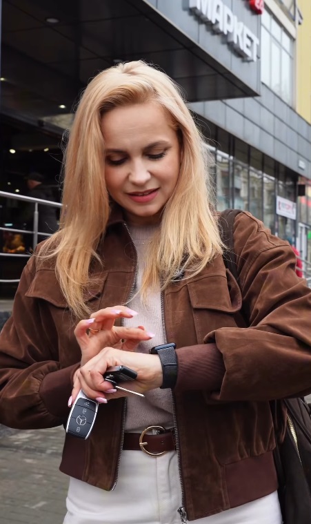 Белые джинсы и замшевый бомбер: как повторить весенний образ Лилии Ребрик