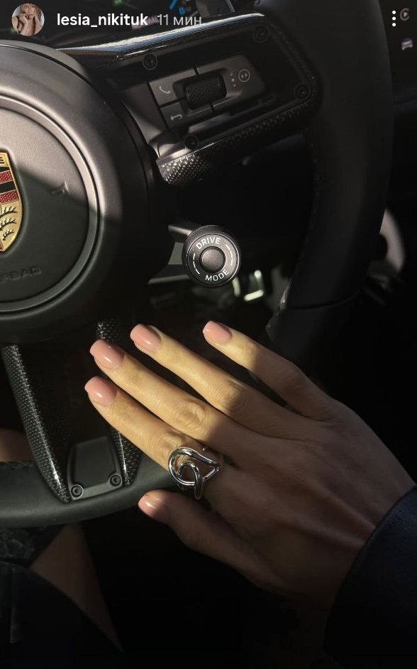 Ідеальний манікюр на осінь 2025: Леся Нікітюк показала колір, який пасує до всього