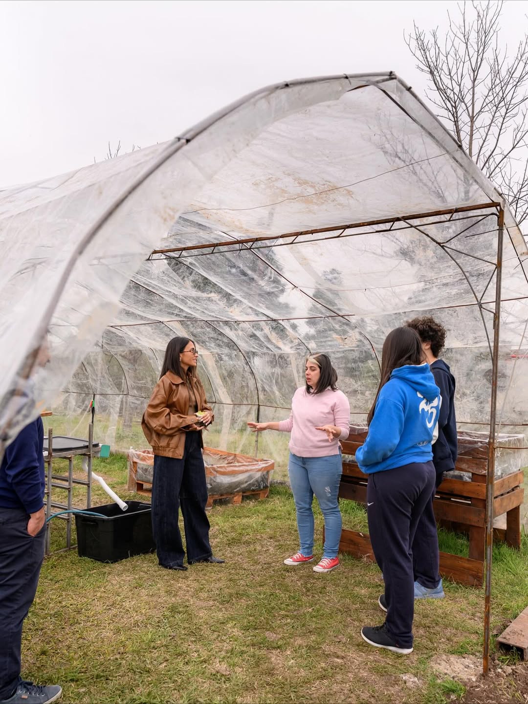 Кожаные куртки - тренд осени 2025: какие фасоны и оттенки выбирают мировые звезды
