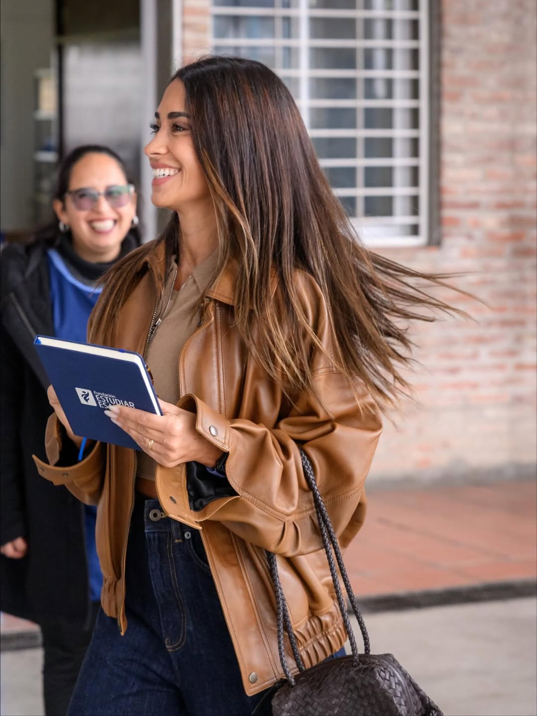 Кожаные куртки - тренд осени 2025: какие фасоны и оттенки выбирают мировые звезды