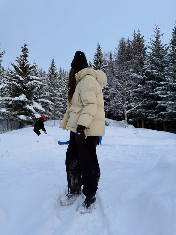 Даша Кацуріна показала ідеальний пуховик на зиму: стиль і комфорт