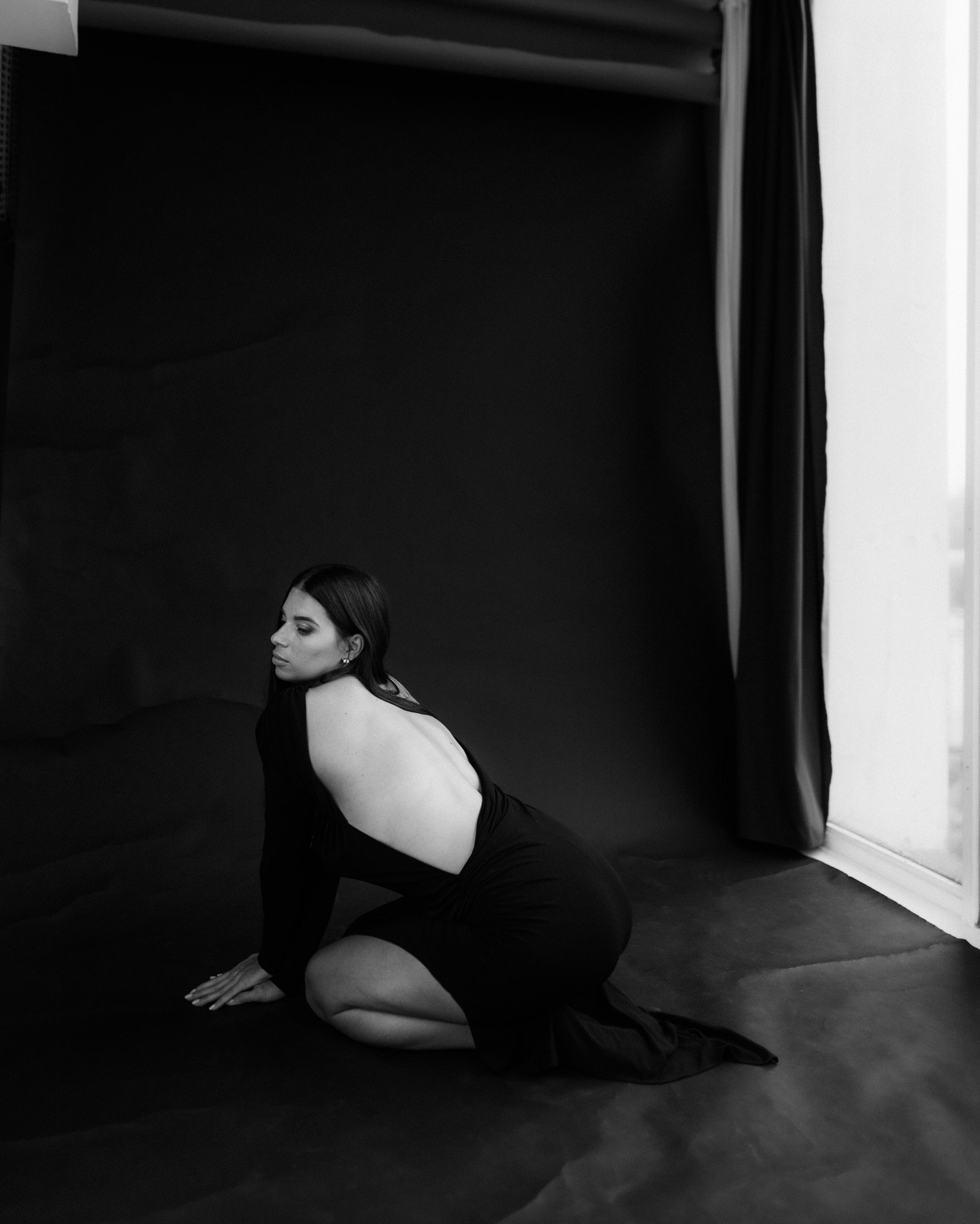 Платье с открытой спиной и разрезом: жена Усика очаровала новыми фото