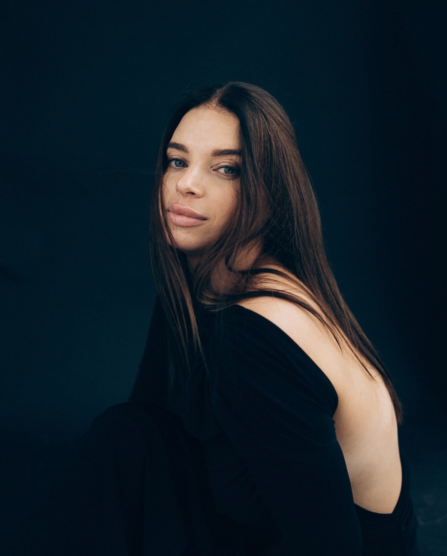 Платье с открытой спиной и разрезом: жена Усика очаровала новыми фото