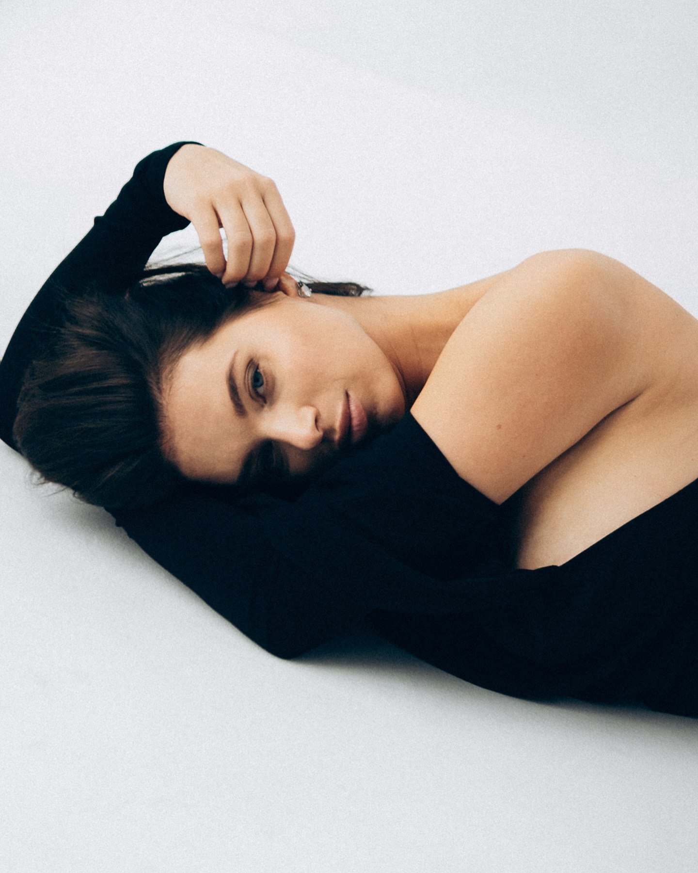 Платье с открытой спиной и разрезом: жена Усика очаровала новыми фото